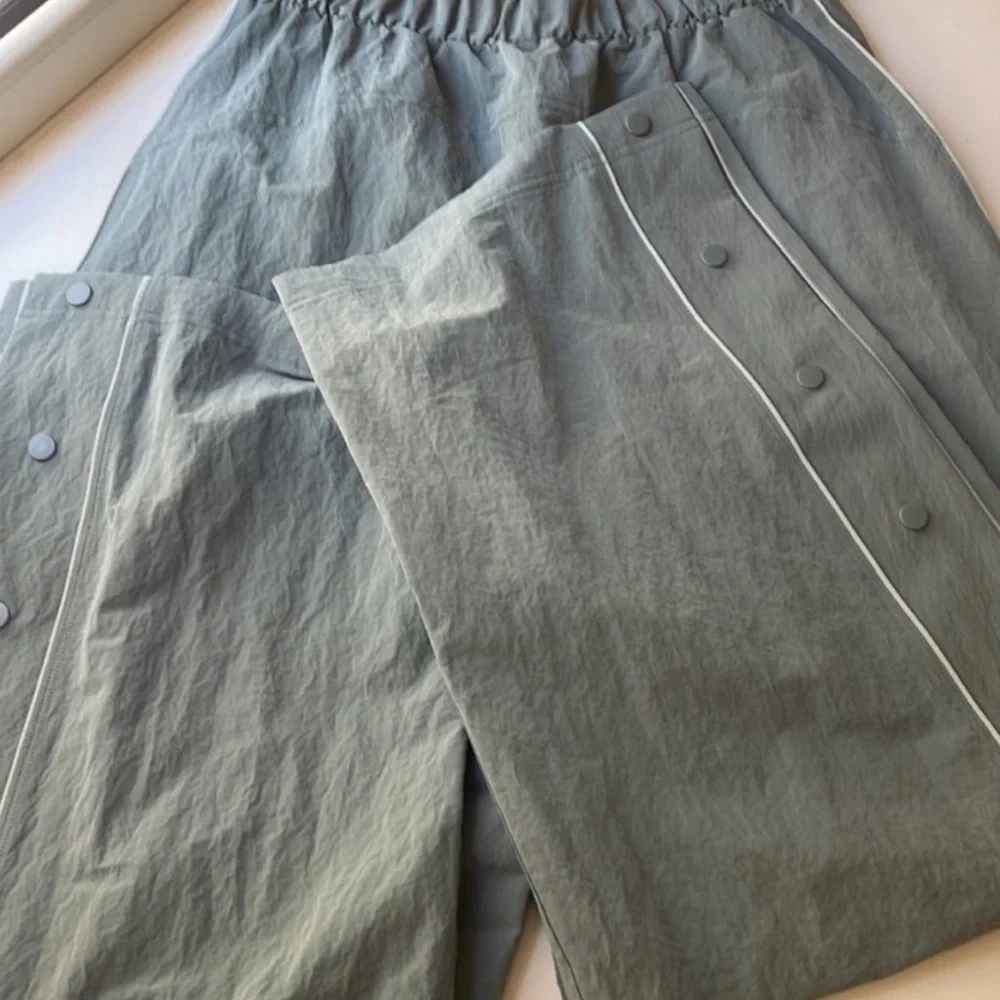 Lululemon Crinkle Nylon Mid-Rise Track Pant Wordmark - Picture 7 of 8